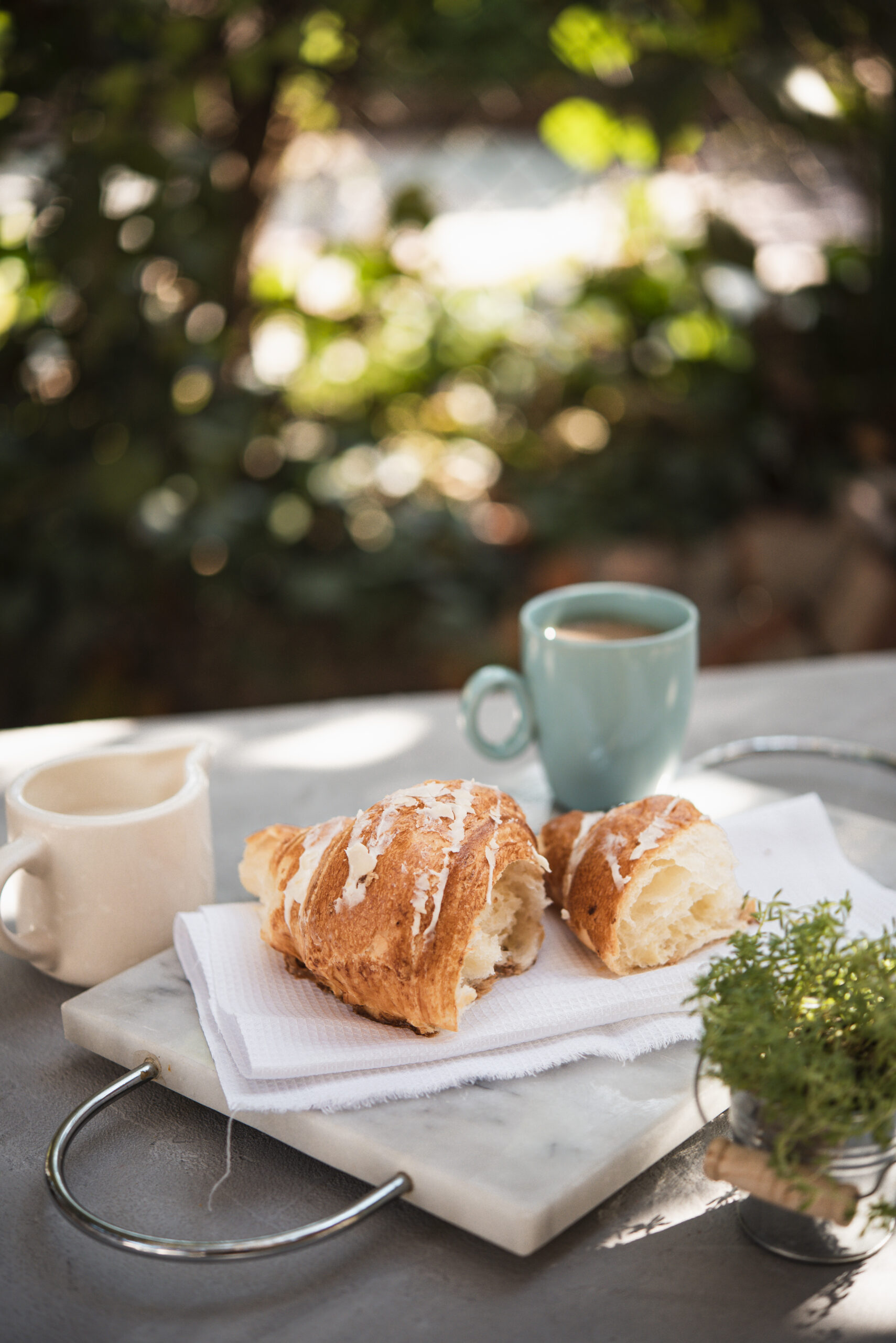Croissant con café